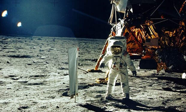 В пыльном архиве случайно нашли кинопленку, где высадку на Луну снимают в американской пустыне