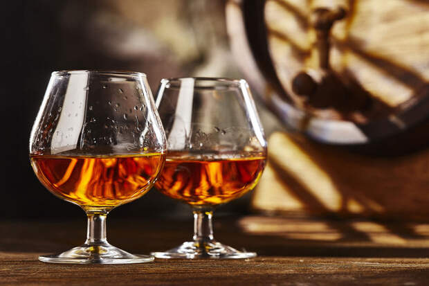 Эксперт по алкоголю Шапкин: бутылка коньяка подорожает на 80 руб. из-за пошлин