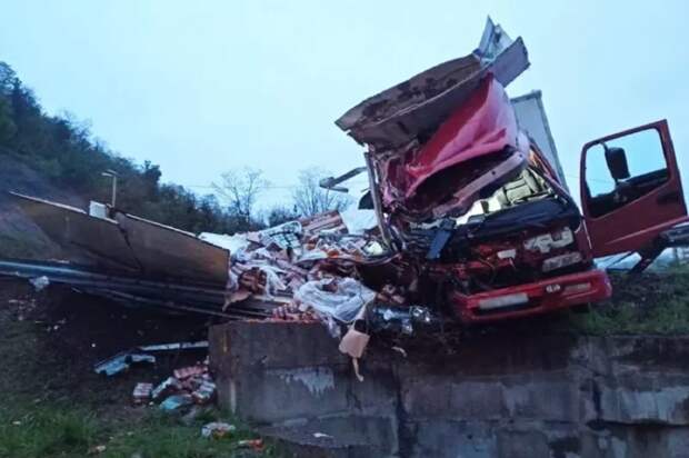 Стали известны подробности ДТП с фурой на Мамайском перевале: отца и сына зажало в кабине