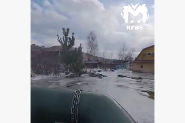 В затопленном российском поселке надувные лодки превратили в ледоколы