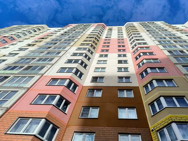 Двухлетняя девочка выпала из окна на пятом этаже дома в Биробиджане