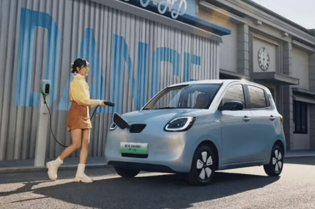 Китайский автобренд Wuling представил новый хетчбэк Mini EV размером с "Оку"