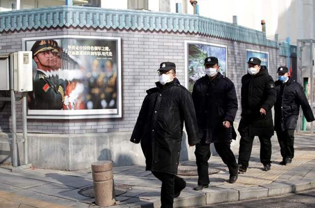 Сотрудники службы безопасности. Пекин, 2020 год.