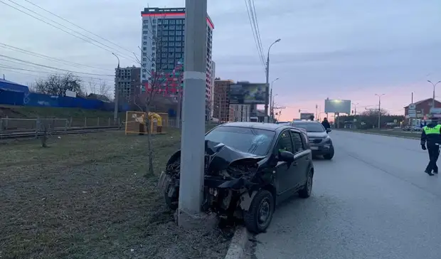 Водитель «Ниссана» скончался при наезде на фонарный столб в Ижевске