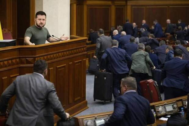 Грызня в Киеве, Зеленский в неадеквате: большинство депутатов Верховной рады после угроз отправки на фронт бегут из Украины