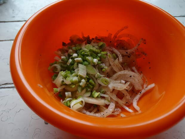 Так по-домашнему. Потрясающе вкусные пирожки с луком и чесноком. Пористые и ароматные