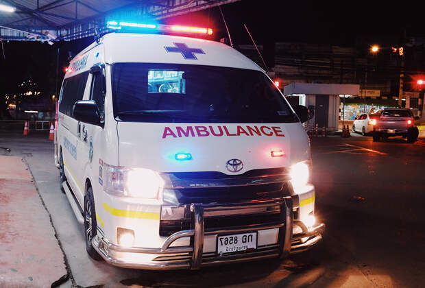 Модель из России разбилась на байке в Таиланде, заработала смещение мозга и впала в кому