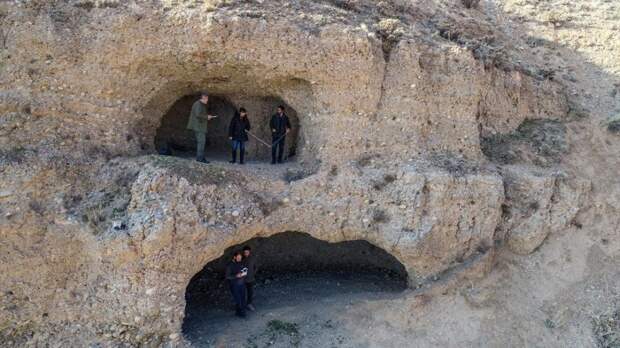 Над озером Ван нашли загадочную трехкомнатную пещеру
