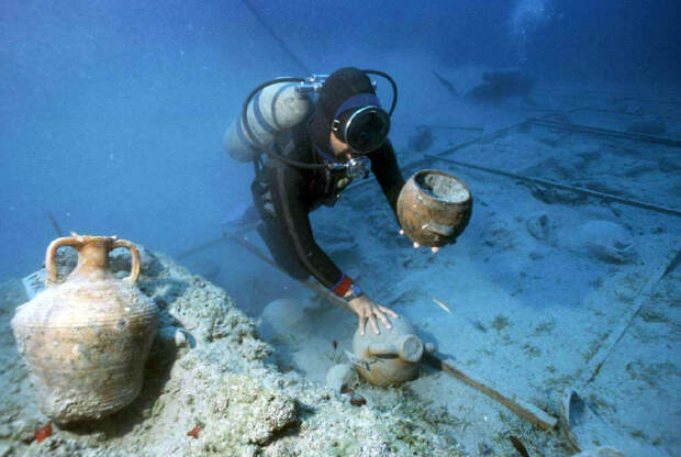 Посуда на дне Черного моря.