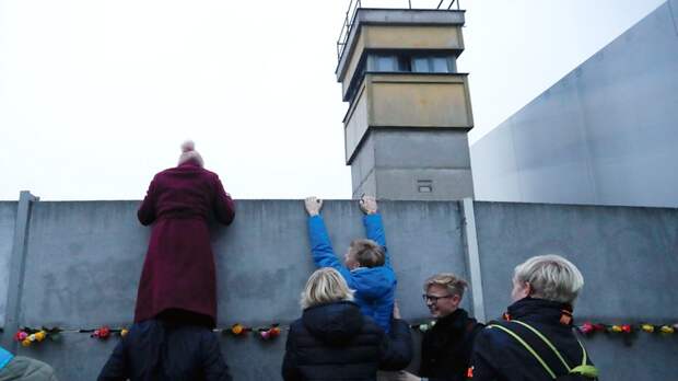 Обозреватель Bloomberg: Берлинской стены нет, но барьеры остались