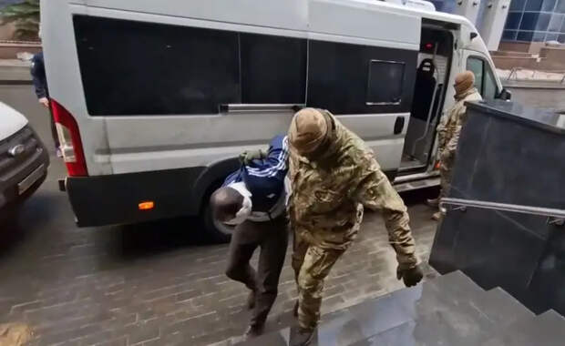 Подозреваемых в теракте в «Крокус Сити Холле» доставили в Следственный комитет