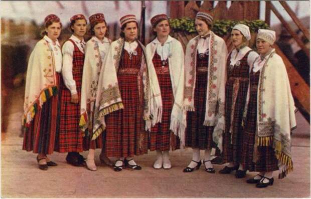 Жительницы Латвии в национальных костюмах./Фото: narod.samddn.ru