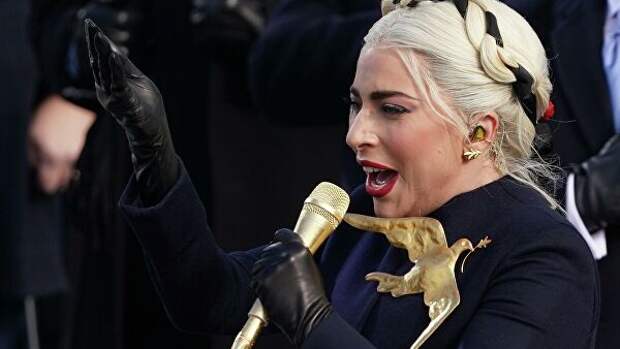 Леди Гага поет Национальный гимн США во время инаугурации Джо Байдена