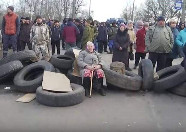 Украинцы закидали камнями эвакуированных из Китая соотечественников Украинцы закидали камнями эвакуированных из Китая соотечественников