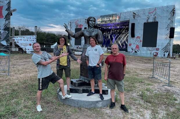 Алёнка воскресла: к жуткому памятнику на фестивале "Чернозем" выстроилась очередь за фото