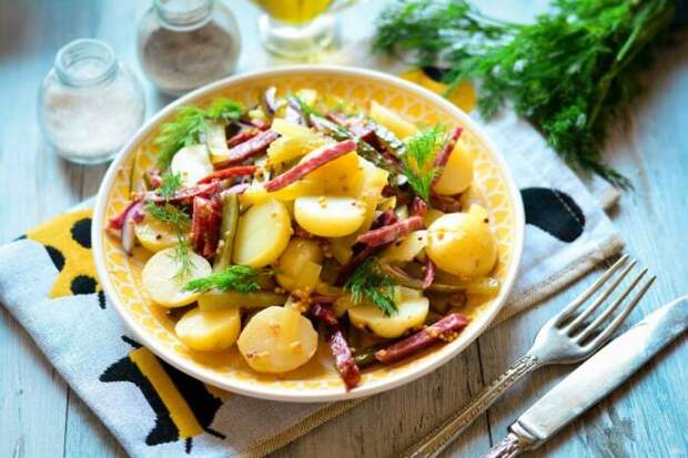 Тёплый салат с жареной картошкой и беконом. \ Фото: google.com.