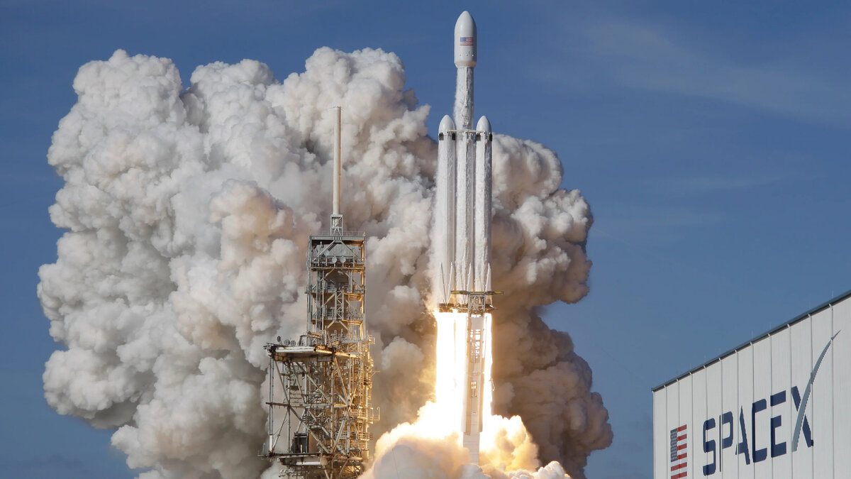 Falcon Heavy во время запуска. Credit: SpaceX. 