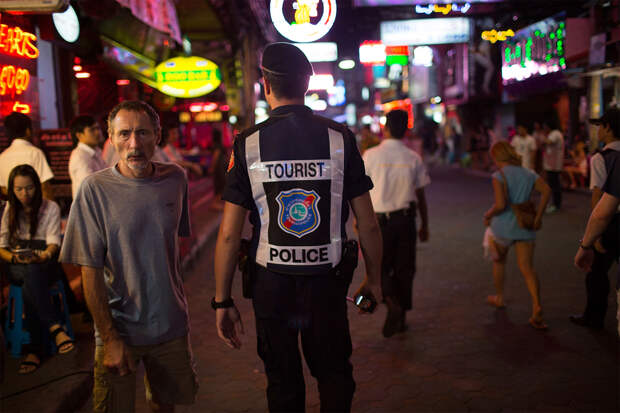 Турист прилетел в Таиланд ради игры в карты и оказался в плену