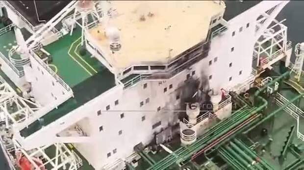 Атакованный дронами ВСУ танкер сняли на видео в Стамбуле со следами ударов