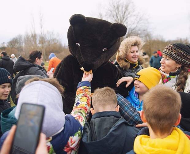 Гигантское чучело Зимы, столб с подарками и блинный марафон: программа «Ароматной Масленицы» в Крыму