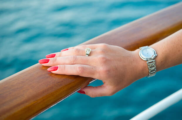 бриллиантовое кольцо на руке девушки