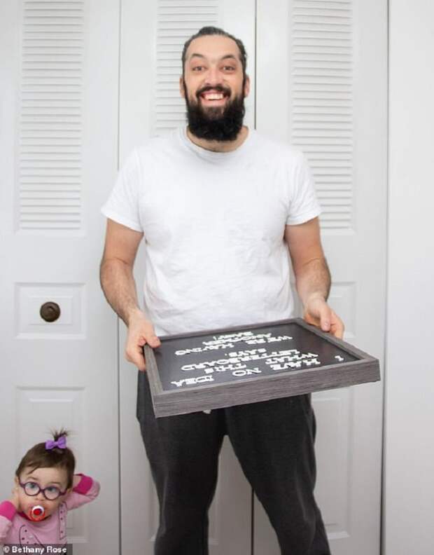 Жена запечатлела на фото эмоции мужа, узнавшего о том, что у них будет третий ребенок