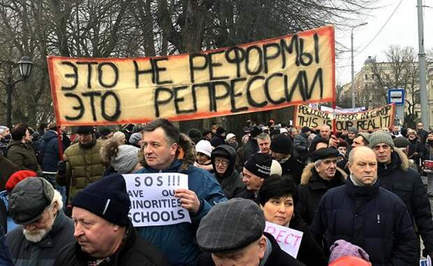На фото: участники шествия против перевода школ национальных меньшинств на латышский язык обучения, Рига, Латвия, 10 марта 2018 года
