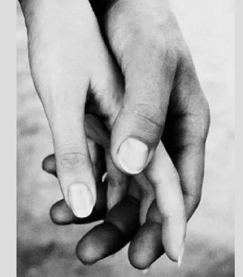 Мужская и женская рука
