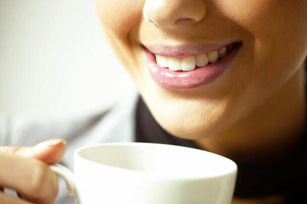 При употреблении воды после каждого глотка кофе, пигмент не успеет впитаться в зубную эмаль / Фото: about-tea.ru