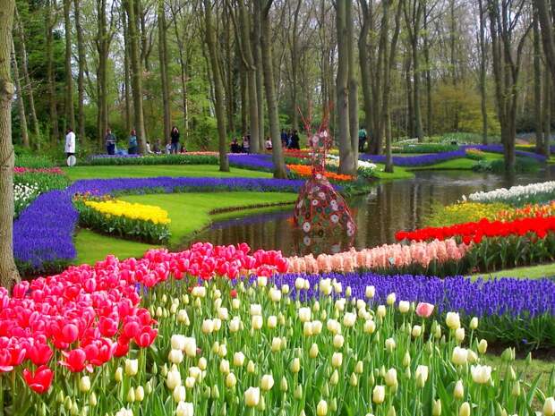 Каждый год выставка цветов в парке Кёкенхоф посвящена разной тематике
