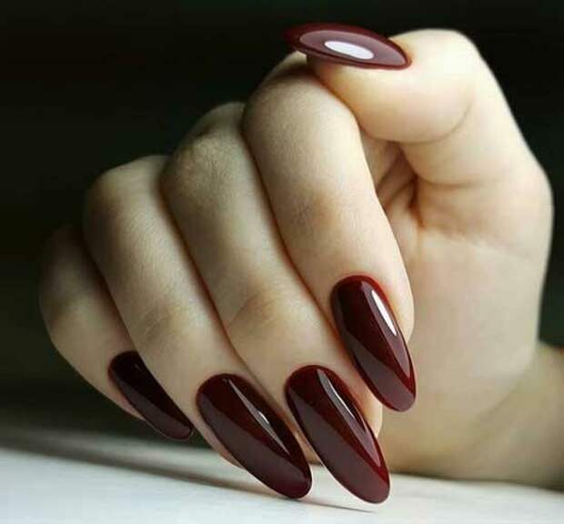Длинные ногти, бордовое покрытие, форма округлая.