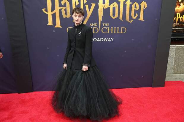 «Что это вообще было?»: Сын Драко Малфоя смутил фанатов платьем