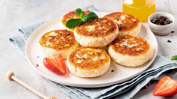 Как приготовить сырники без муки: благодаря одному ингредиенту они не развалятся и получатся словно в ресторане