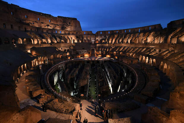 Вечером Страстной Пятницы римский Колизей — арена
