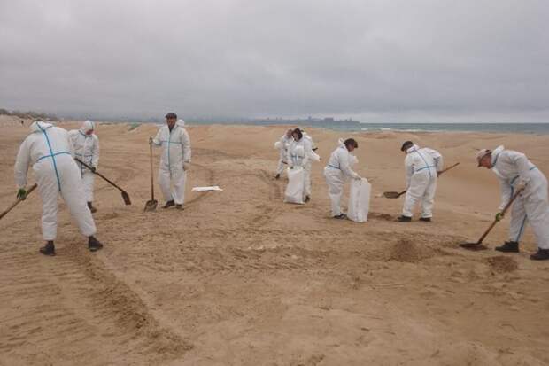 Новые выбросы мазута нашли на двух участках побережья Анапы