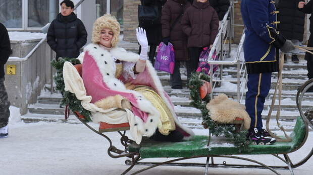 Торт, танцы и императрица. Как в Барнауле отметили День студента