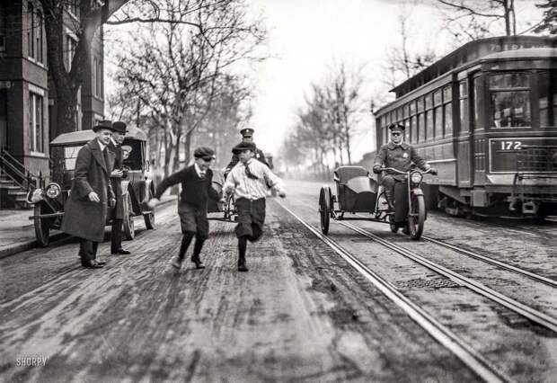 Мальчишки бегают наперегонки с полицейскими мотоциклами (Вашингтон, 1922 год) авто, мото, мотоцикл, мотоциклы, олдтаймер, ретро техника, ретро фото, фото
