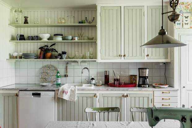 Нежно-оливковый цвет кухонного гарнитура — №1 в моем личном списке. Если когда-нибудь буду менять свою кухню (сейчас у меня белые фасады), то обязательно выберу подобный