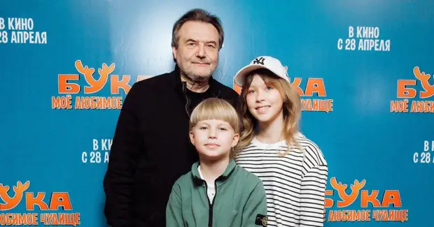 Учитель с дочками, Петренко и другие звезды на кинопремьере