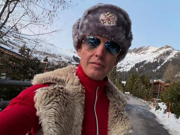 Певца Джеймса Бланта попытались "отменить" в Сети из-за фото в ушанке с гербом РФ