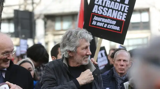 Музыкант Уотерс назвал маленькой победой решение суда разрешить Ассанжу оспорить экстрадицию