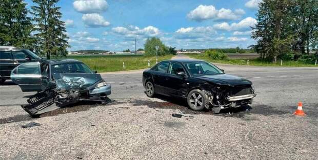 Под Бобруйском водитель Audi не уступил дорогу: разбиты две машины, женщина с тяжелыми травмами в больнице.