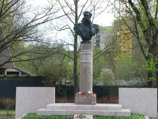 Можайский 8 памятник.jpg Бюст Можайского в Санкт-Петербурге.