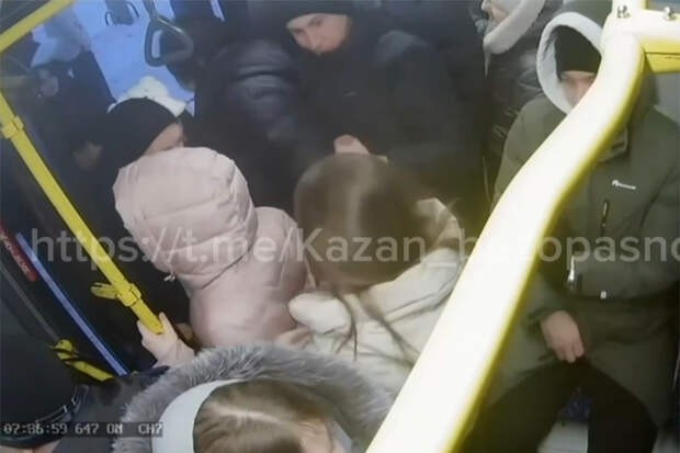 В России пассажиры на ходу выпали из автобуса и попали на видео