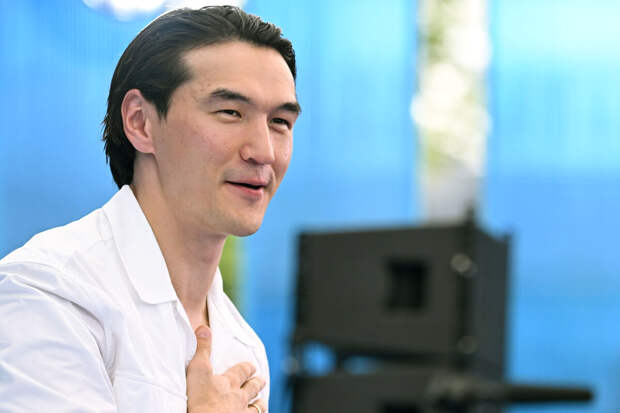 Комик Нурлан Сабуров вылетел из Внуково в Алмату