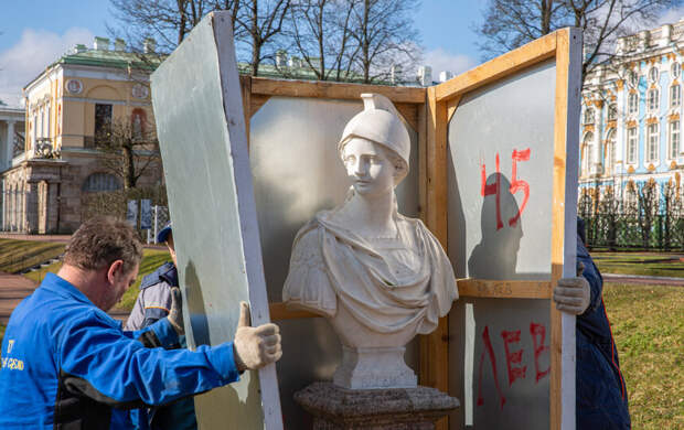 Царскосельские скульптуры освобождаются от зимней одежды