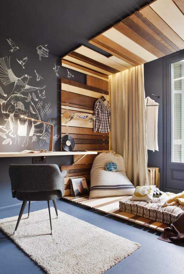 Разделение зоны отдыха и рабочего стола с помощью декора стены деревянными рейками и дощечками