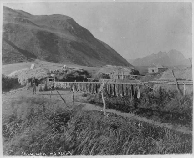 В алеутской деревне./Фото: upload.wikimedia.org В алеутской деревне./Фото: upload.wikimedia.org