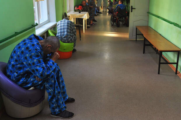 Двое пациентов психбольницы в Волгоградской области расправились с санитаром и сбежали