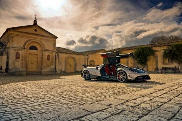 Двухдверный гиперкар от Pagani Automobili (17 фото)